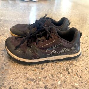Kids Altra lone peak black running shoes size 4
